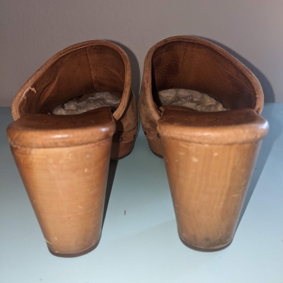 UGG Abbie Womens 6 Mule Clog Slip On 5772 Suede Leather Tan Chestnut Wood Studs - Picture 3 of 9